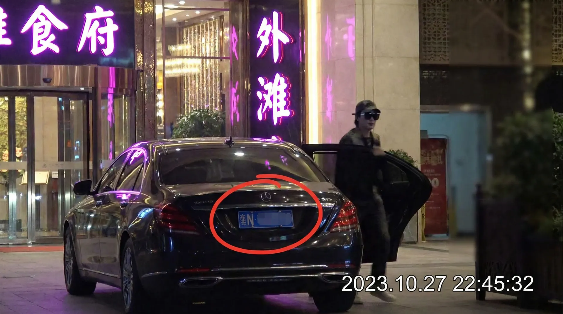 澳门威尼斯人app - 豪车餐厅外偷拍